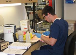 学生在学生实验室进行免疫血液学(血库)技术.